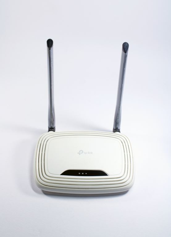 What is the difference between a wifi extender and a wifi router?