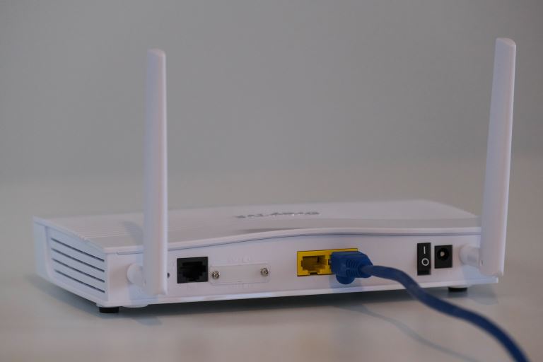 What is the difference between a wifi extender and a wifi router?